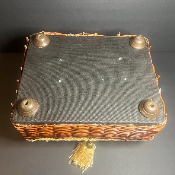 Vintage Woven Wicker & Fabric French Country Scene Trinket Storage Box w/ Tassel - Picture 10 of 10